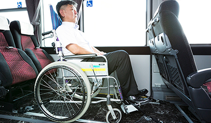 [車内]車いすでの乗車イメージ
