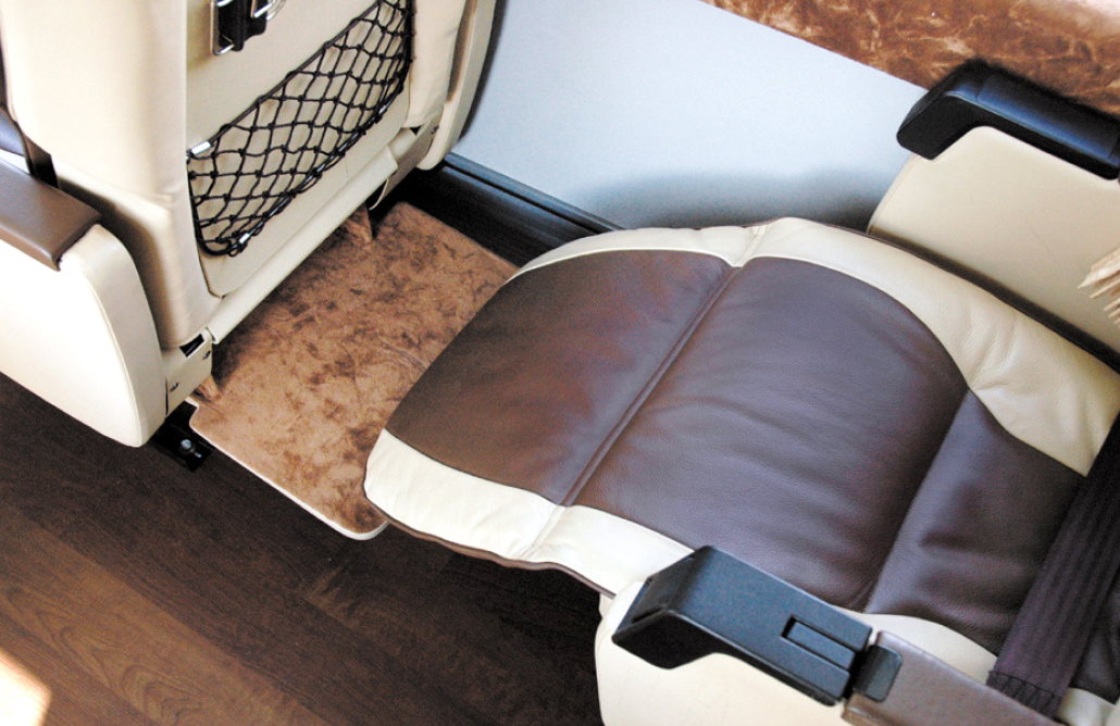 [車内]オリジナル本革リクライニングシート
