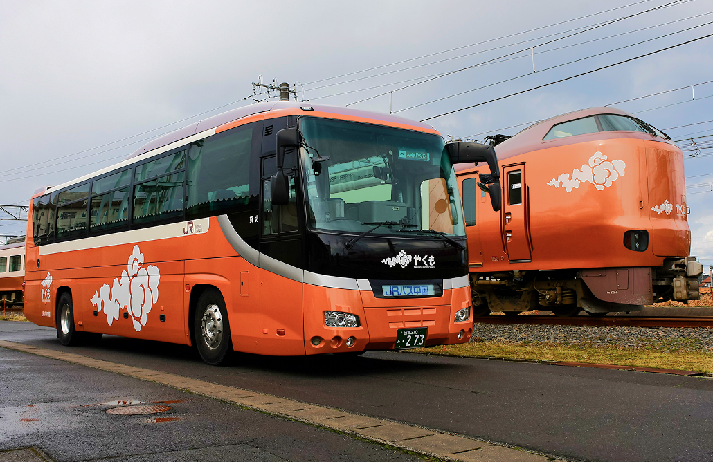 [列車とバス]